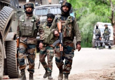 Militants Attack Security Forces in Bijbhera Anantnag  Cop Suffers Minor Injury Police